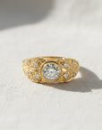Anillo Sophia Schneider Joyas oro amarillo con diamante central brillante de laboratorio de 0,7 ct engastado en bisel y argolla de hojas con brillantes.