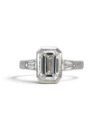 Anillo solitario Sophia Schneider Joyas de oro blanco 18K con diamante de laboratorio corte esmeralda y laterales