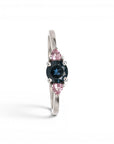 Anillo de platino Sophia Schneider Joyas con diamante negro central y zafiros rosados laterales. Diseño de tres gemas.