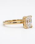 Anillo solitario Sophia Schneider Joyas con diamante de laboratorio corte esmeralda de 2 ct en oro amarillo de 18K