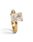 Anillo solitario Sophia Schneider Joyas de oro 18K con diamante de laboratorio rectangular de 2 quilates