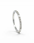 Anillo cintillo de oro blanco 10K de Sophia Schneider Joyas con diamantes baguette y brillantes engastados alternativamente.