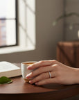 Anillo cintillo de oro blanco 10K de Sophia Schneider Joyas con diamantes baguette y brillantes engastados alternativamente.