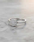 Anillo solitario Sophia Schneider Joyas de oro con diamantes corte brillante en cluster y engastados en la argolla