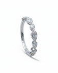Anillo cintillo Sophia Schneider Joyas en oro blanco 14K con diamantes corte trapecio y brillante en forma de gotas