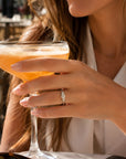 Anillo Sophia Schneider Joyas de plata 925 rodinada con tres diamantes de laboratorio de 0,33 ctw, talla 15.