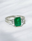 Anillo de platino Sophia Schneider Joyas con esmeralda rectangular verde de 9x7,5 mm y diamantes corte baguette.