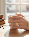 Anillo argolla tallada con diseño de hojas y circones en plata enchapada en oro de Sophia Schneider Joyas.