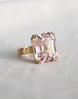 Anillo de oro amarillo 18k de Sophia Schneider Joyas con gran kunzita rectangular rosa engastada en grifa.