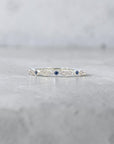 Anillo cintillo Sophia Schneider Joyas en oro blanco 10K con diamantes y zafiros en diseño de ojitos