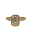 Anillo solitario Sophia Schneider Joyas en oro amarillo 18K con diamante de laboratorio corte esmeralda de 2 ct