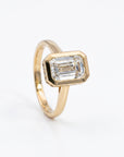 Anillo Sophia Schneider Joyas de oro amarillo 18K con diamante de laboratorio corte esmeralda de 2 ct
