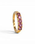 Anillo cintillo Sophia Schneider Joyas de oro 18K con cinco rubelitas redondas engastadas, hecho a mano.