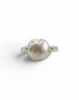 Anillo de perla blanca irregular en plata 950 de Sophia Schneider Joyas, diseño minimalista y elegante.