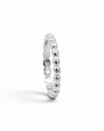 Anillo argolla bolitas planas de plata 925 de Sophia Schneider Joyas. Diseño delicado y moderno.
