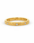 Anillo argolla Sophia Schneider Joyas de plata enchapada en oro con textura y circones incrustados.