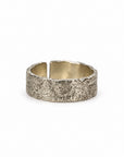 Anillo banda ajustable de plata con textura rugosa y bordes irregulares de Sophia Schneider Joyas
