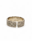 Anillo ajustable de plata Sophia Schneider Joyas con banda texturizada y bordes irregulares