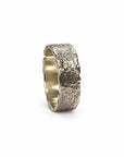 Anillo banda ajustable de plata con textura rugosa y bordes irregulares de Sophia Schneider Joyas