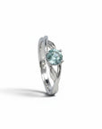 Anillo solitario Sophia Schneider Joyas de platino con topacio azul y argolla trenzada artesanal