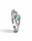 Anillo solitario Sophia Schneider Joyas de platino con topacio azul y argolla trenzada artesanal