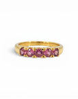Anillo cintillo Sophia Schneider Joyas de oro 18K con cinco rubelitas redondas engastadas, hecho a mano.