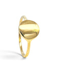 Anillo sello liso de oro 18K con superficie pulida y diseño minimalista de Sophia Schneider Joyas