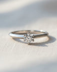 Anillo solitario Sophia Schneider Joyas de oro blanco 18K con diamante de 0,26 ct corte brillante en grifa de 6 puntas.