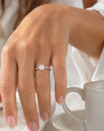 Anillo solitario de platino 950 de Sophia Schneider Joyas con diamante de laboratorio de corte esmeralda de 0,62 ct y diamantes laterales.