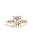 Anillo solitario Sophia Schneider Joyas de oro 18K con diamante de laboratorio rectangular de 2 ct