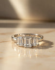 Anillo tricillo Sophia Schneider Joyas de platino con tres diamantes de laboratorio corte esmeralda de 2,18 ct