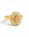Anillo solitario Sophia Schneider Joyas de oro amarillo 18K con turmalina dorada oval y halo de brillantes.