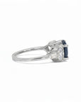 Anillo tricillo Sophia Schneider Joyas de platino con turmalina negra central y zafiros blancos laterales.