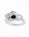 Anillo tricillo Sophia Schneider Joyas de platino con turmalina negra central y zafiros blancos laterales.