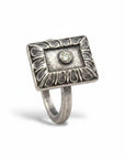 Anillo rectangular estilo victoriano de Sophia Schneider Joyas en plata envejecida con una moisanita central