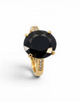 Anillo solitario Sophia Schneider Joyas de oro amarillo 18K con zafiro negro ovalado y diamantes brillantes