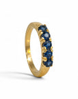 Anillo cintillo Sophia Schneider Joyas de oro 18K con cinco zafiros azules engastados, hecho a mano.