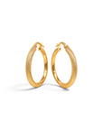 Aros argollas Sophia Schneider Joyas de oro amarillo 18K con diseño texturado de 25 mm de diámetro