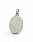 Colgante amuleto trébol de Sophia Schneider Joyas en plata, con grabado personalizable en la parte posterior.
