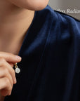 Colgante punto de luz con diamantes de 0,10 ct en oro blanco de 10K de Sophia Schneider Joyas sobre modelo