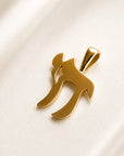 Sophia Schneider Joyas Colgante Jai de oro amarillo 18k, símbolo de 2 cm, hecho a mano.