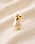 Colgante Sophia Schneider Joyas de oro amarillo 18k con perla natural ovalada color crema.