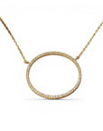 Collar Sophia Schneider Joyas de círculo con diamantes engastados en oro amarillo de 18K sobre fondo de mármol