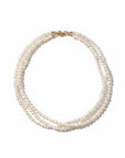 Collar de tres hilos de perlas naturales blancas con cierre dorado de Sophia Schneider Joyas