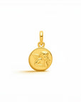 Medalla redonda de plata enchapada en oro de Sophia Schneider Joyas con un ángel guardián grabado. 8 mm.