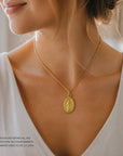 Medalla ovalada Virgen de los Rayos de Sophia Schneider Joyas en oro de 18 quilates sobre una cadena fina