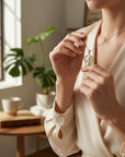 Medalla redonda Sophia Schneider Joyas de la Virgen orando en plata y oro laminado de 20 mm sobre mujer con blusa