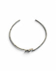 Pulsera esclava de plata con diseño de nudo central de Sophia Schneider Joyas