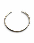 Pulsera esclava abierta de plata de Sophia Schneider Joyas con diseño minimalista de 2mm de espesor