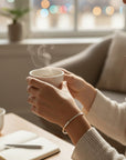 Pulsera esclava abierta de plata con detalle de estrellas de Sophia Schneider Joyas en la muñeca de una mujer